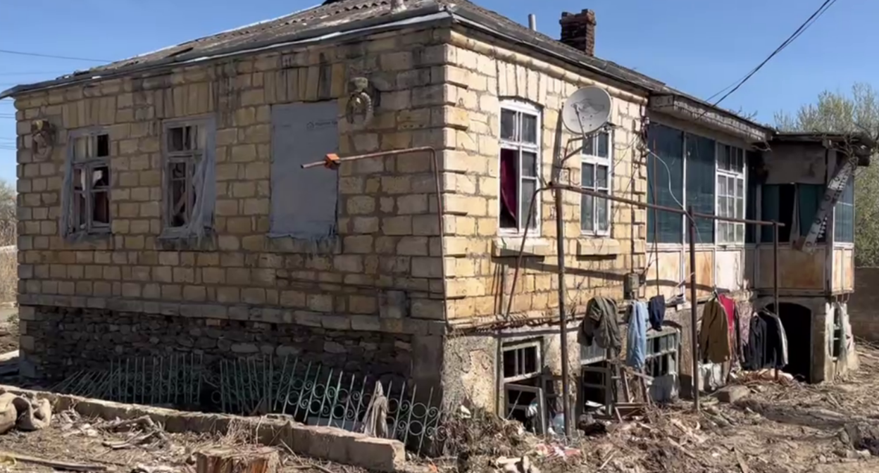 A flood-damaged house on Zarechnaya Street in Mamedkala. Still from a video by the Derbent District Administration from April 18, 2026, https://t.me/derbentskiyrayon_official/22087 A flood-damaged house on Zarechnaya Street in Mamedkala. Still from a video by the Derbent District Administration from April 18, 2026, https://t.me/derbentskiyrayon_official/22087