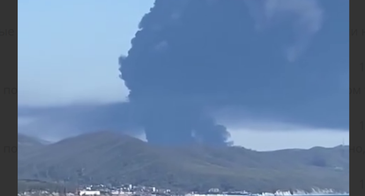 Smoke from the fire in Tuapse. Still from the video "Anapa Civil" from April 21, 2026, https://t.me/anapa_grazhdan/15185 Smoke from the fire in Tuapse. Still from the video "Anapa Civil" from April 21, 2026, https://t.me/anapa_grazhdan/15185