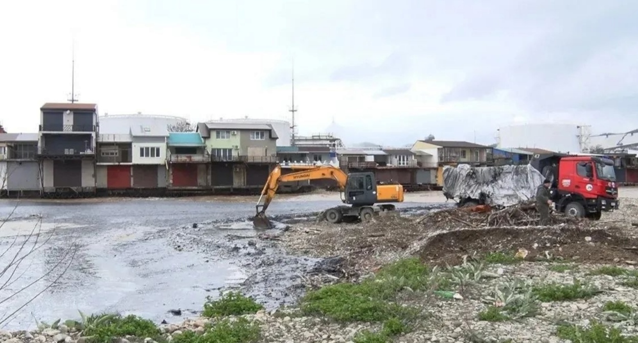Oil spill response in Tuapse, April 24, 2026. Photo from the Telegram channel of the head of the Tuapse District https://t.me/glavatuapseregion/5412 Oil spill response in Tuapse, April 24, 2026. Photo from the Telegram channel of the head of the Tuapse District https://t.me/glavatuapseregion/5412