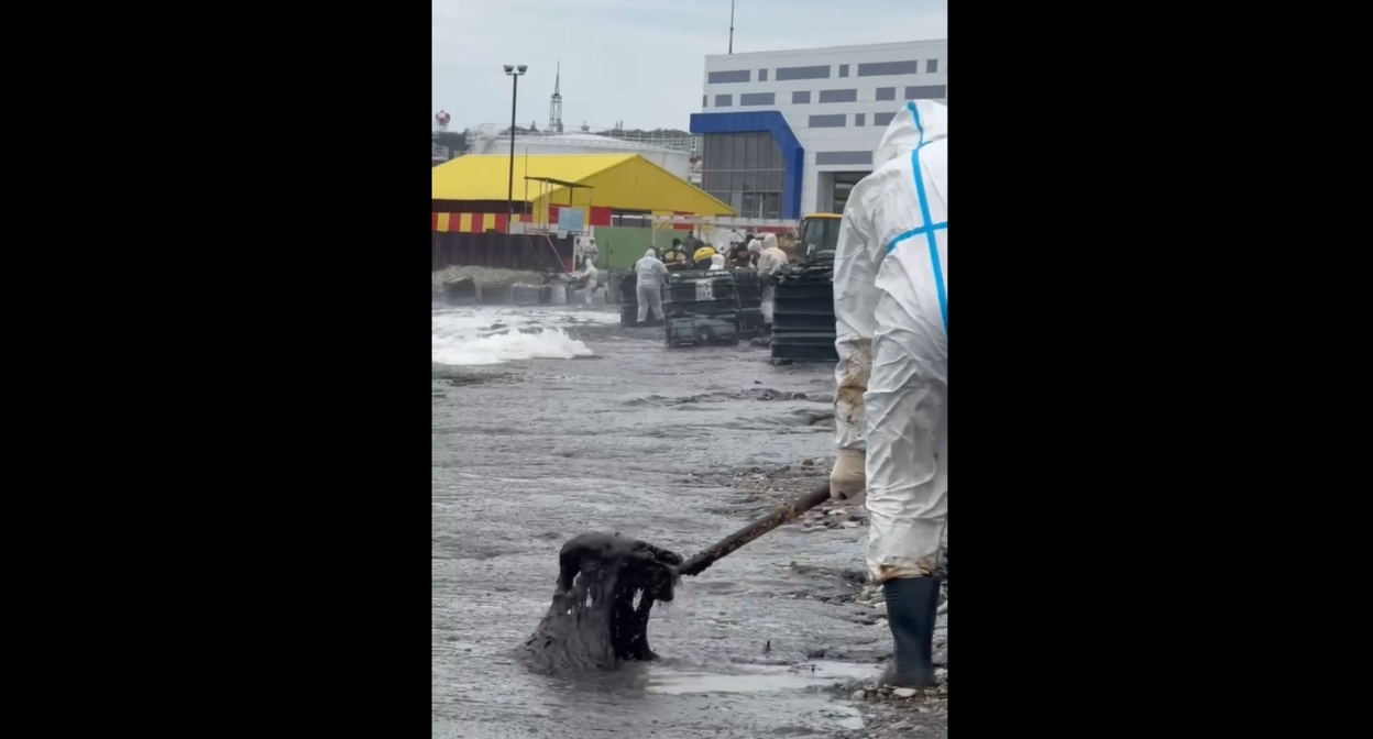 Manual removal of oil spills from the coast of Tuapse. Video still from the Telegram channel "Ecologist Zhora Kavanosyan" https://t.me/ecozhora/7547 Manual removal of oil spills from the coast of Tuapse. Video still from the Telegram channel "Ecologist Zhora Kavanosyan" https://t.me/ecozhora/7547
