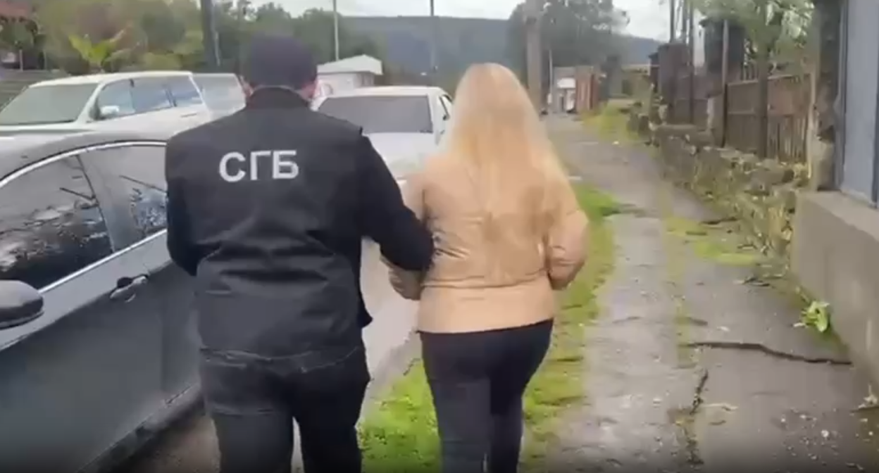 Still of Abkhazian State Security Service officers handing over Russian citizens. Photo: Abkhazian State Security Service / https://www.sgb.apsny.land/news/item/133-sotrudnikami-sgb-ra-zaderzhany-grazhdane-rf-i-peredany-fsb-rossii Still of Abkhazian State Security Service officers handing over Russian citizens. Photo: Abkhazian State Security Service / https://www.sgb.apsny.land/news/item/133-sotrudnikami-sgb-ra-zaderzhany-grazhdane-rf-i-peredany-fsb-rossii